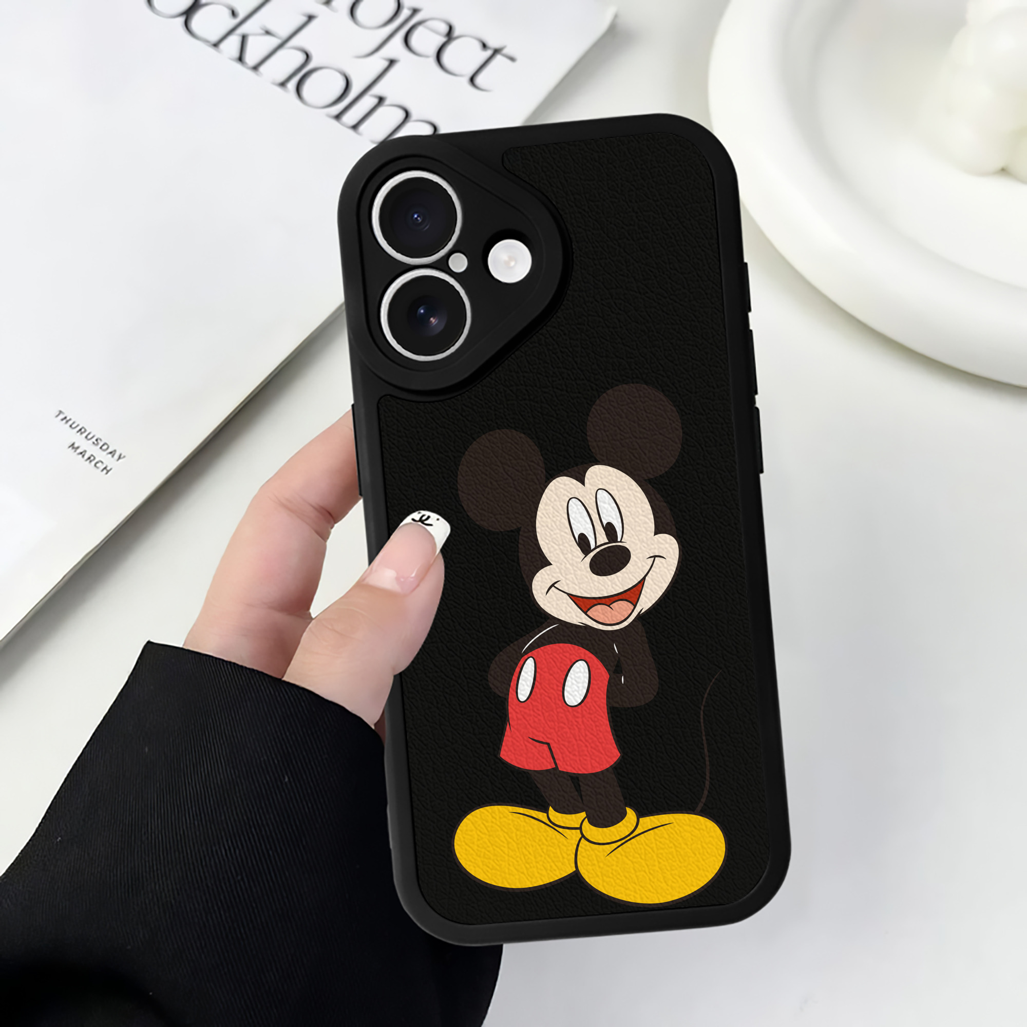 （画像用） ミッキーマウス Mickey Mouse 【iPhone 16シリーズ対応】シリコンスマホケース（レザー調） 材質：シリコン